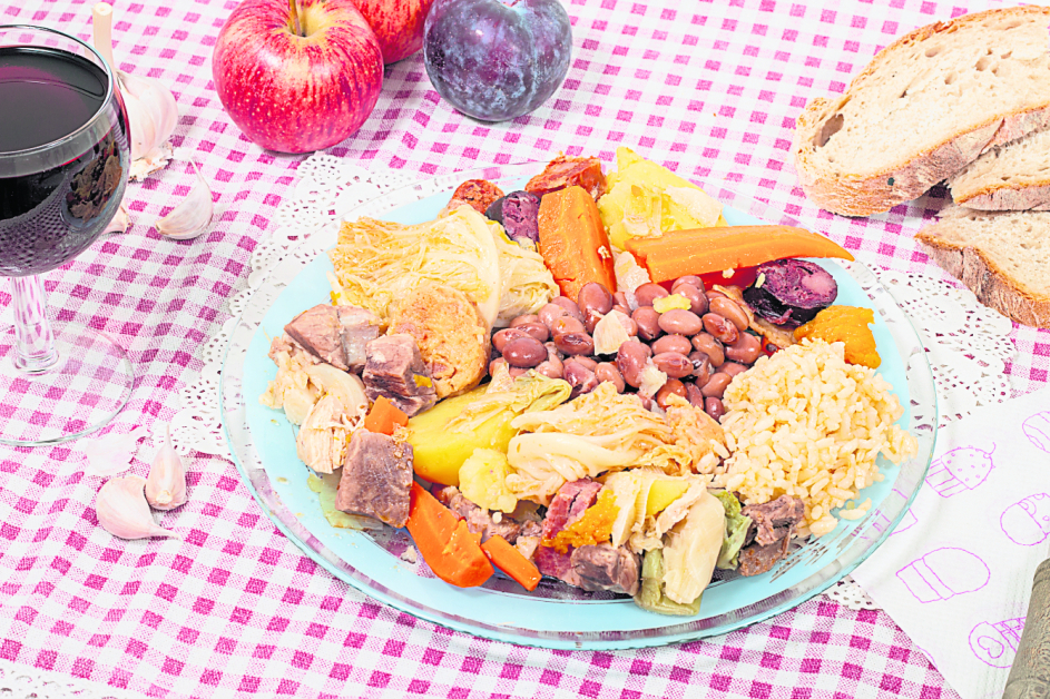 COZIDO是种白烚，把猪颈肉、内脏、香肠、牛肉、马铃薯、花椰菜、红萝卜等煮成一大锅。