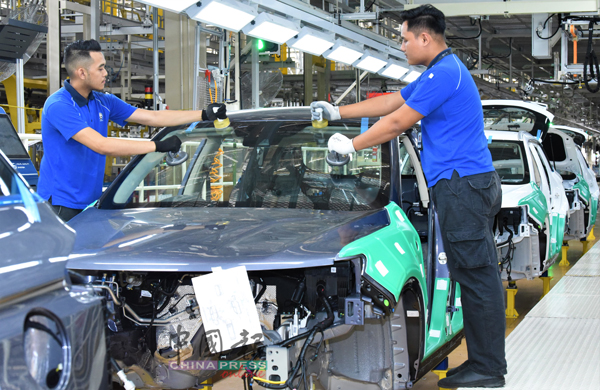 宝腾汽车本地组装的宝腾X70，本月正式在耗资12亿令吉的丹绒马林新厂启动生产。