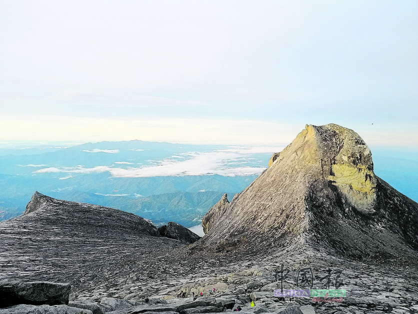 左边的南峰（South Peaks）与右边人脸的圣约翰峰（St. John Peaks）。 神山一共有23个山峰。