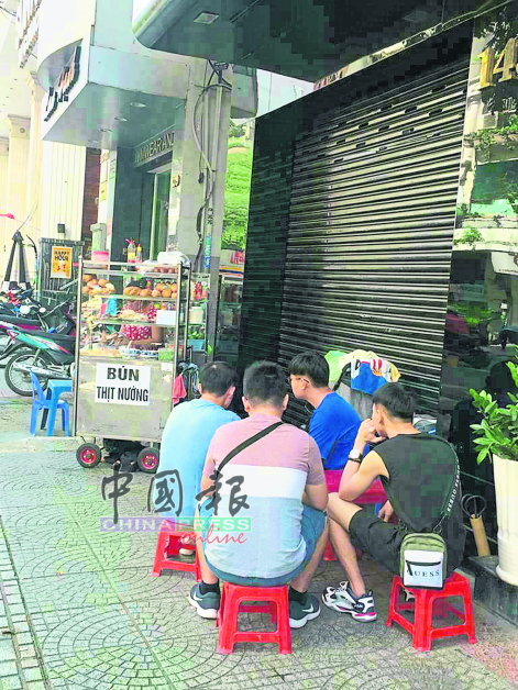 胡志明市的街边档前都有这种矮椅子，让客人坐着吃。