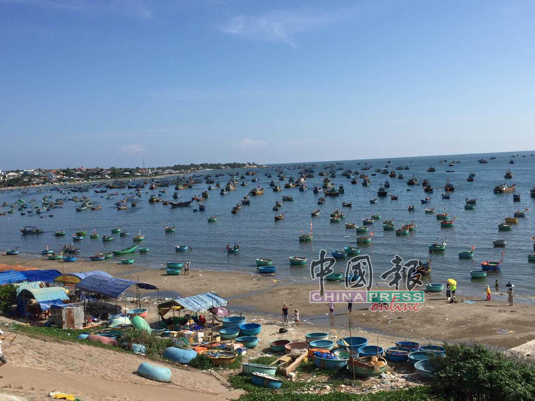 美奈渔港可见色彩缤纷的渔船和碗公船，甚至可以来这里买到刚捞上岸的海产。
