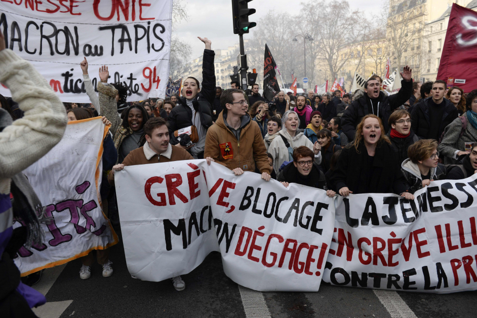 法国示威者上街抗议政府退休金改革。