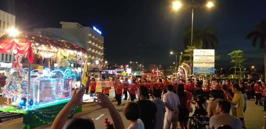 第11届威省大旗鼓舞龙狮大游行，获得许多民众驻足观赏。