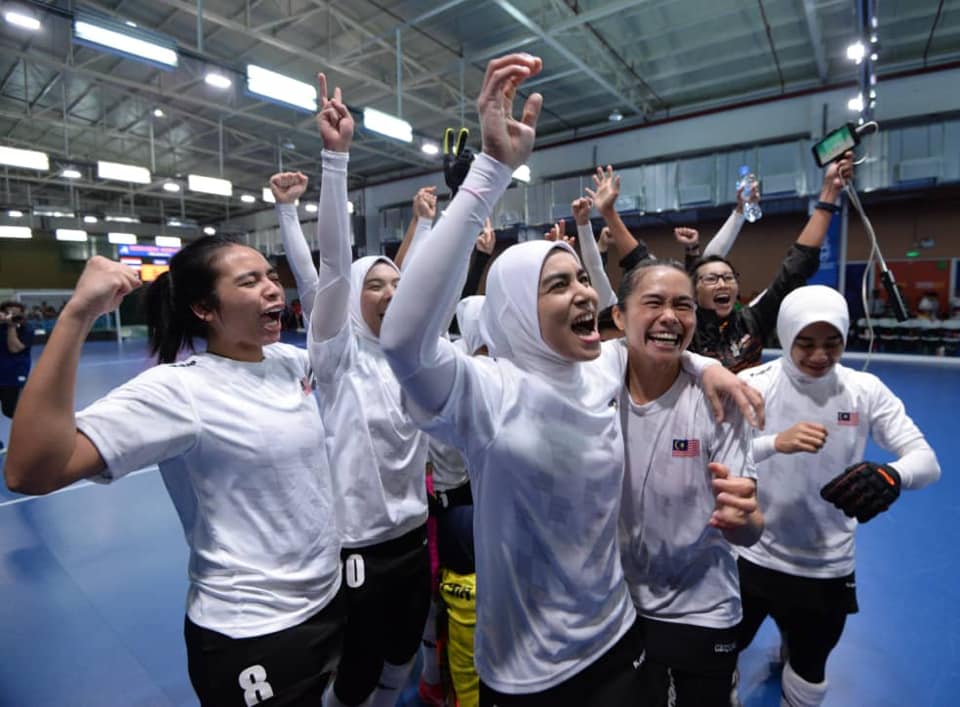 马来西亚女钩队员雀跃在点球战击败泰国摘金。（国家体育理事会面子书图片）