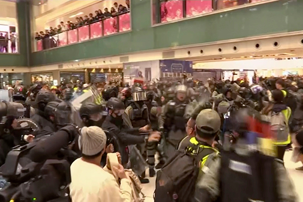 沙田新城市广场周日发生警民冲突。图:美联社