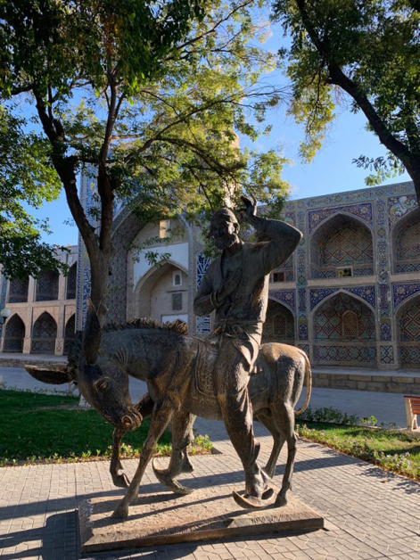 除了阿拉丁之外，阿凡体也是家喻户晓的人物！他的故事在中亚地区广为流传，有人说他来自土耳其，有人说他来自伊朗，还有人说他来自乌兹别克斯坦。而我们，在乌兹别克斯坦南部的布哈拉市中心，找到了骑着毛驴的阿凡提雕像！答案不言而喻吗？