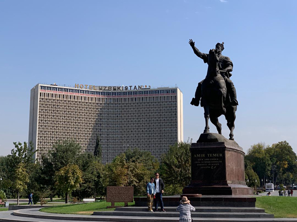 在乌兹别克，各处都有“帖木儿”皇帝的雕像。