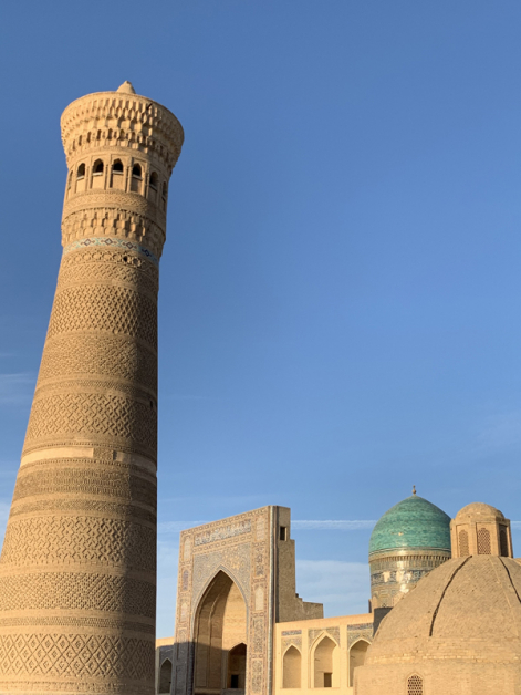 布哈拉古城保存完好的Kalyan清真塔。公元1127年建造，46米高。四周建筑群依然是再用神学院。