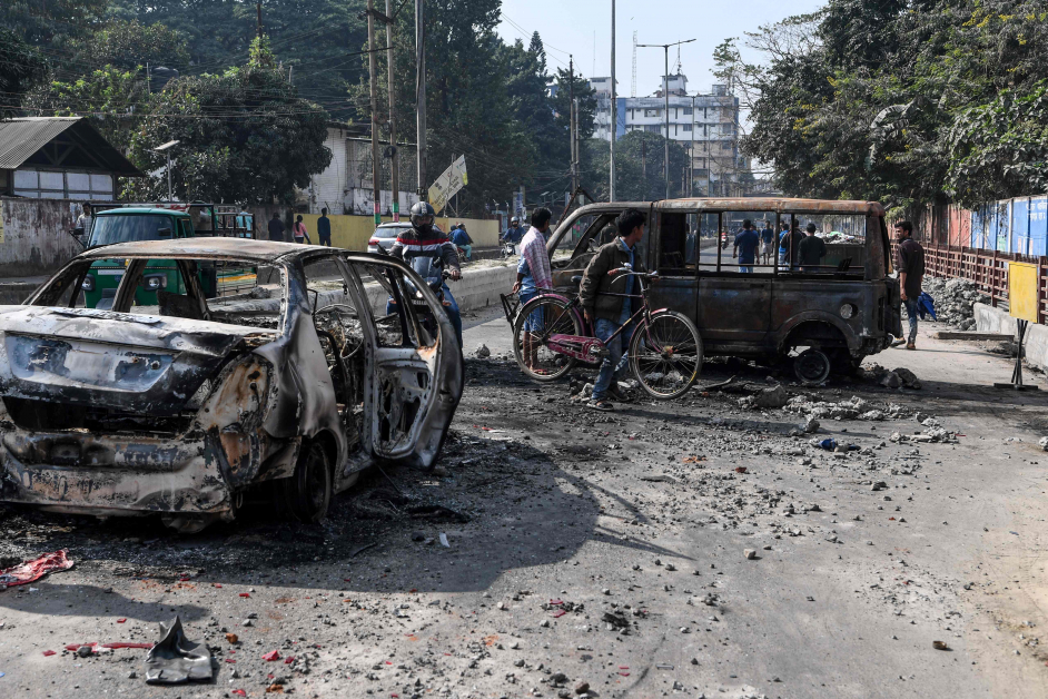 周五在古瓦哈提，多辆车被烧剩骨架。（法新社）