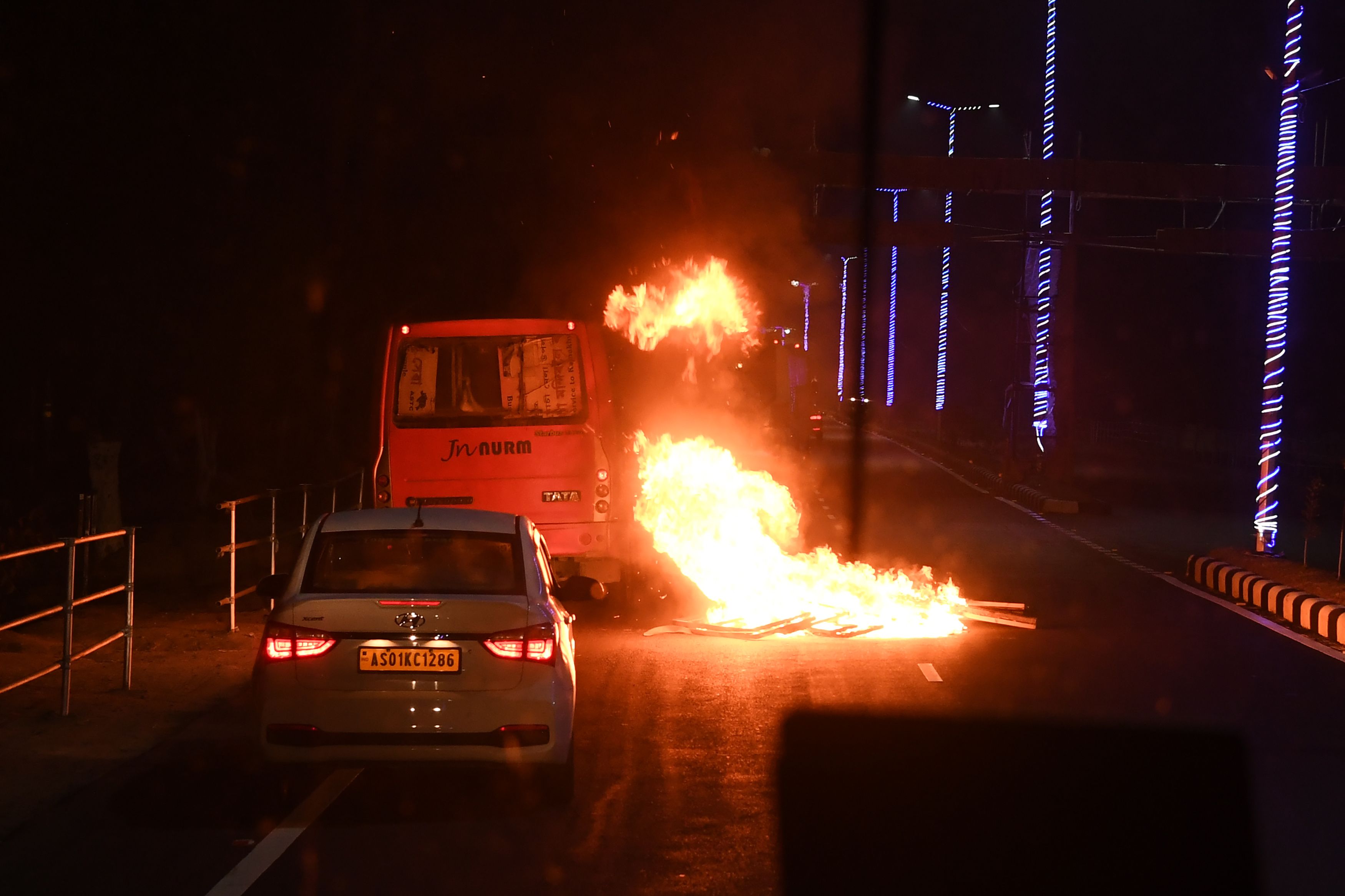 古瓦哈提周四晚有示威者纵火，车辆被烧。（法新社）