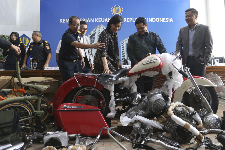 印尼政府5日在耶加达举办的记者会上展示出“嘉鲁达印尼航空”总执行长走私的哈雷重型摩哆。