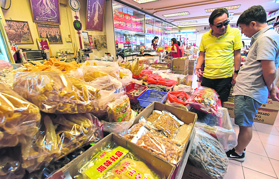 海味主要市场的香港暴乱，以致对部分海味需求下跌，价格也相应降低。