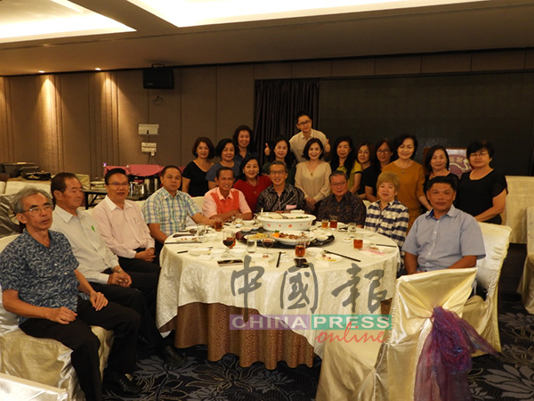 文冬华人大会堂理事与嘉宾，参与年终聚餐会。