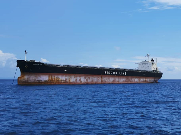 大马海事执法机构，扣押一艘违法停泊的货船。