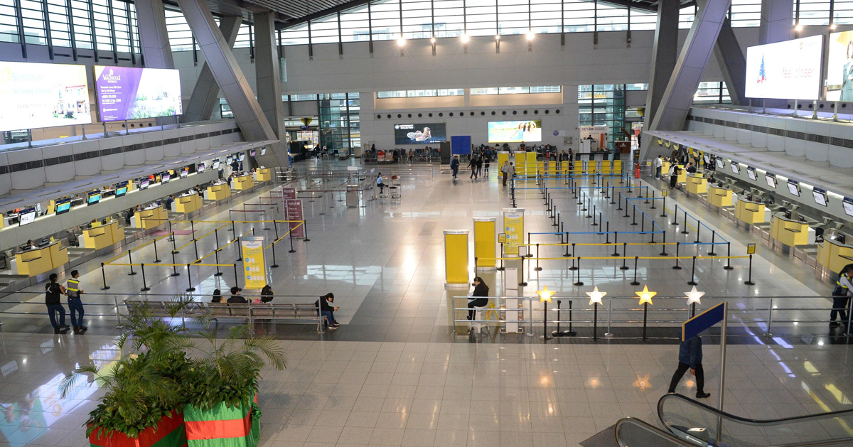 马尼拉国际机场关闭后，周二早上空荡荡一片，看不到乘客。（法新社）