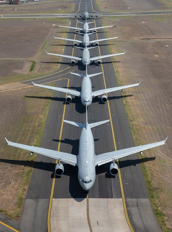 KC-30A多用途加油机首尾相连在跑道上缓缓前进。