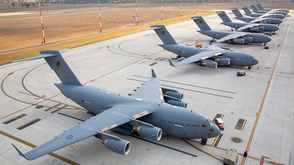 8架C-17A运输机首次在安伯利空军基地聚首。