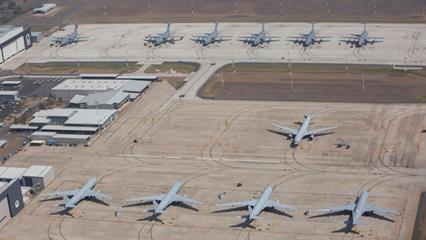 5架KC-30A多用途加油机和8架C-17A运输机皆停放在安伯利空军基地，十分壮观。