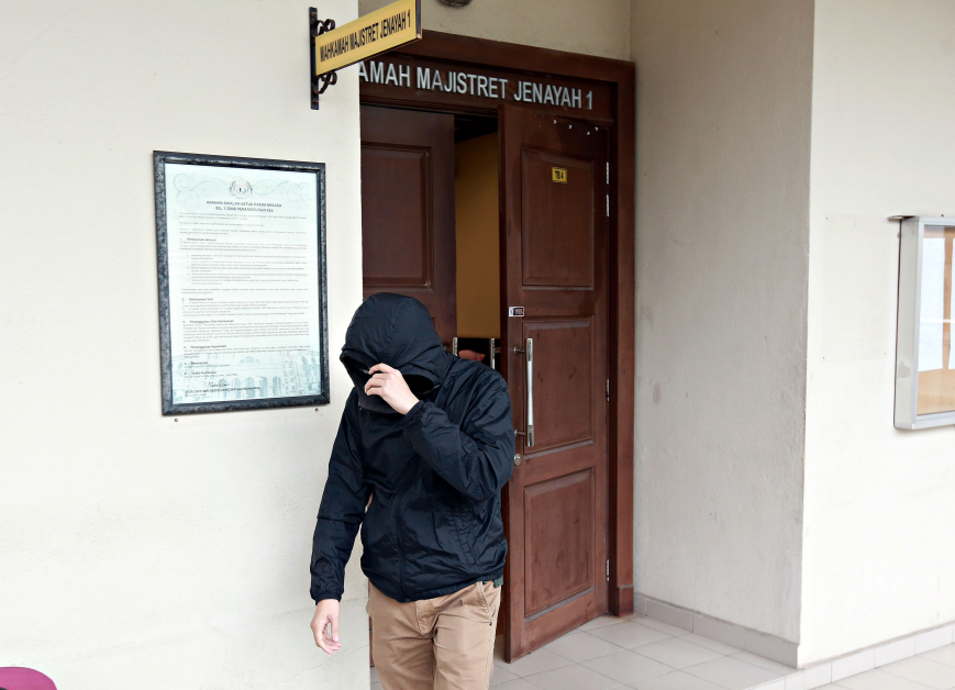 郭英豪（译音）步出法庭时，身穿外套遮掩样貌。