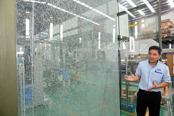 图中展示的安全玻璃，虽已爆裂但仍能保持一体性长达3个多月，不会脱离框架也少有颗粒脱落伤人。