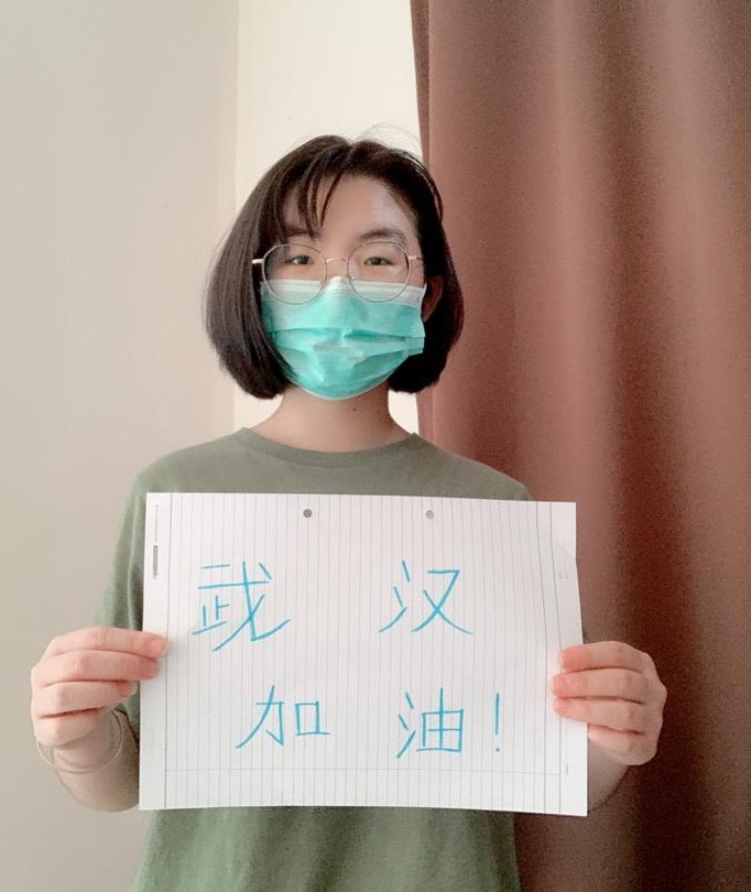 来自浙江省宁波市的中国留学生虞丛市，为武汉的人民打气。