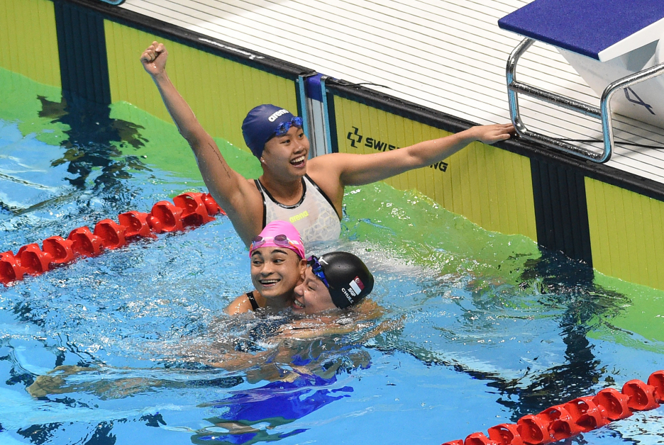 彭靖恩（面对镜头）夺得100公尺蛙泳金牌，不愧东南亚蛙后。这是她赢得50公尺蛙泳的档案照。（法新社）
