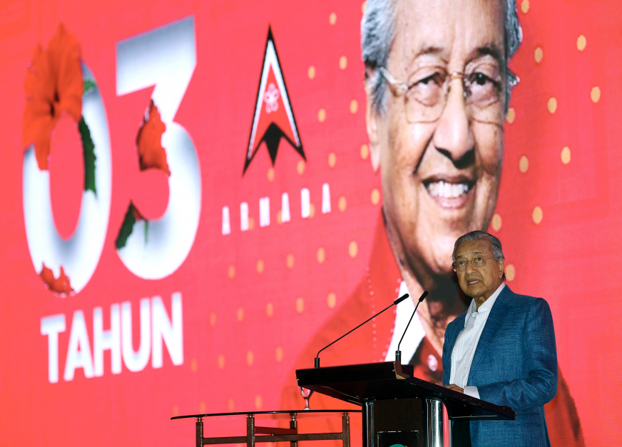 马哈迪出席土团青筹款晚宴时致词。
