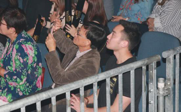 赖弘国曾被拍到带父母看Twins演唱会。