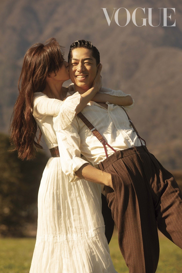 AKIRA被林志玲“强吻”。