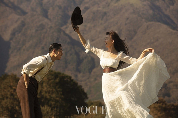 林志玲和AKIRA登上《VOGUE》12月刊封面，大聊相识相爱细节。