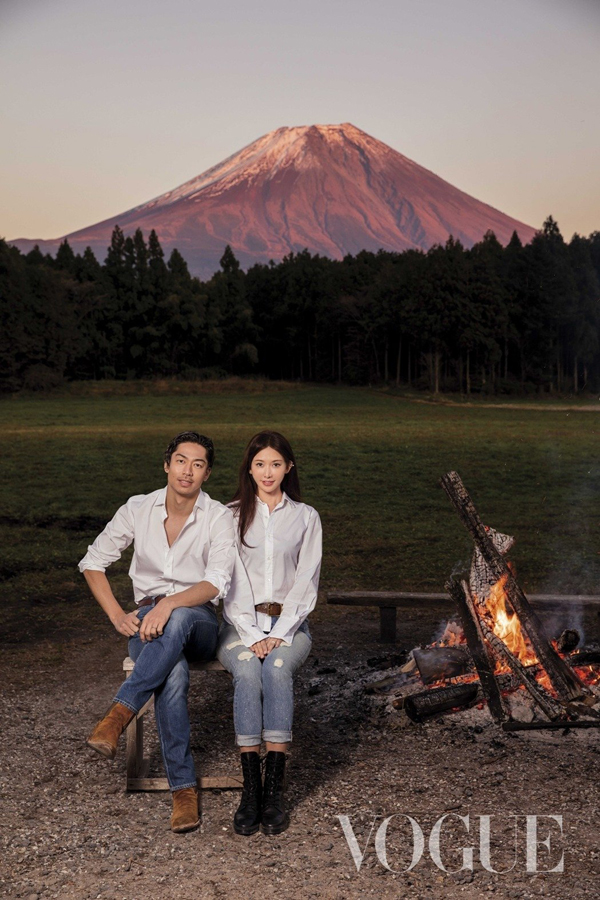 林志玲与AKIRA在富士山前甜蜜合影。