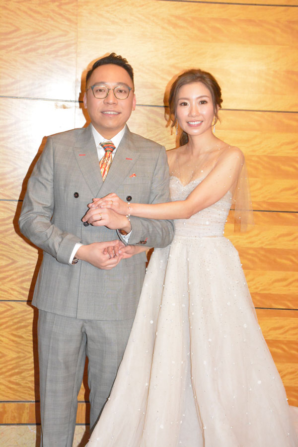 拍拖5年的C君与黄天颐举行婚礼。