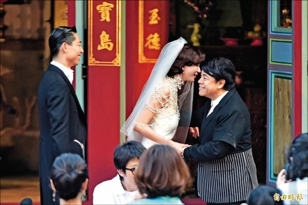 蔡康永（右起）受邀主持林志玲与AKIRA婚礼仪式。