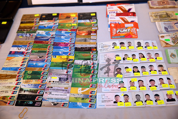 被充公的各国提款卡及多张中国身份证。