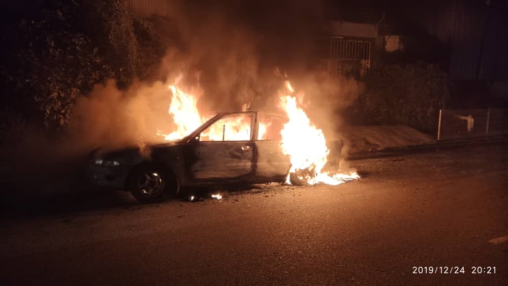 消拯员到场后，发现轿车已经猛烈燃烧。