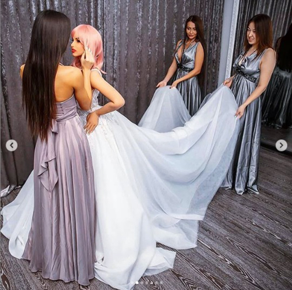 玛格在几个女子的帮助下,“试穿”婚纱。