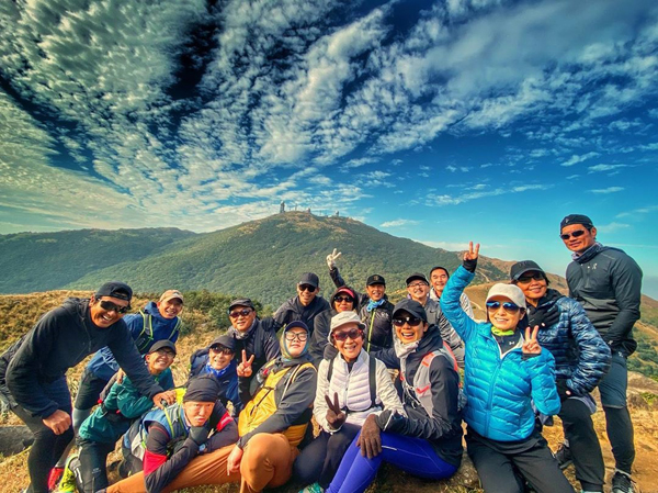 周润发率领一众爬山发烧友征战大帽山。