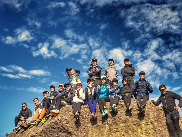 周润发率领一众爬山发烧友征战大帽山。