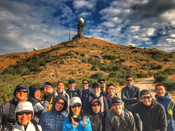 周润发率领一众爬山发烧友征战大帽山。