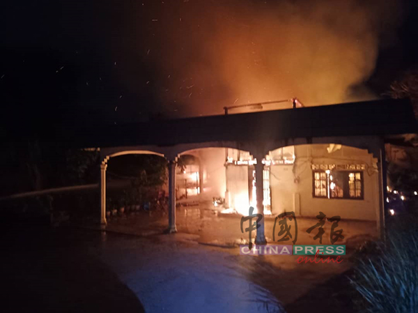 峇都古楼一家屋子失火，造成2名姐妹花丧命火海。
