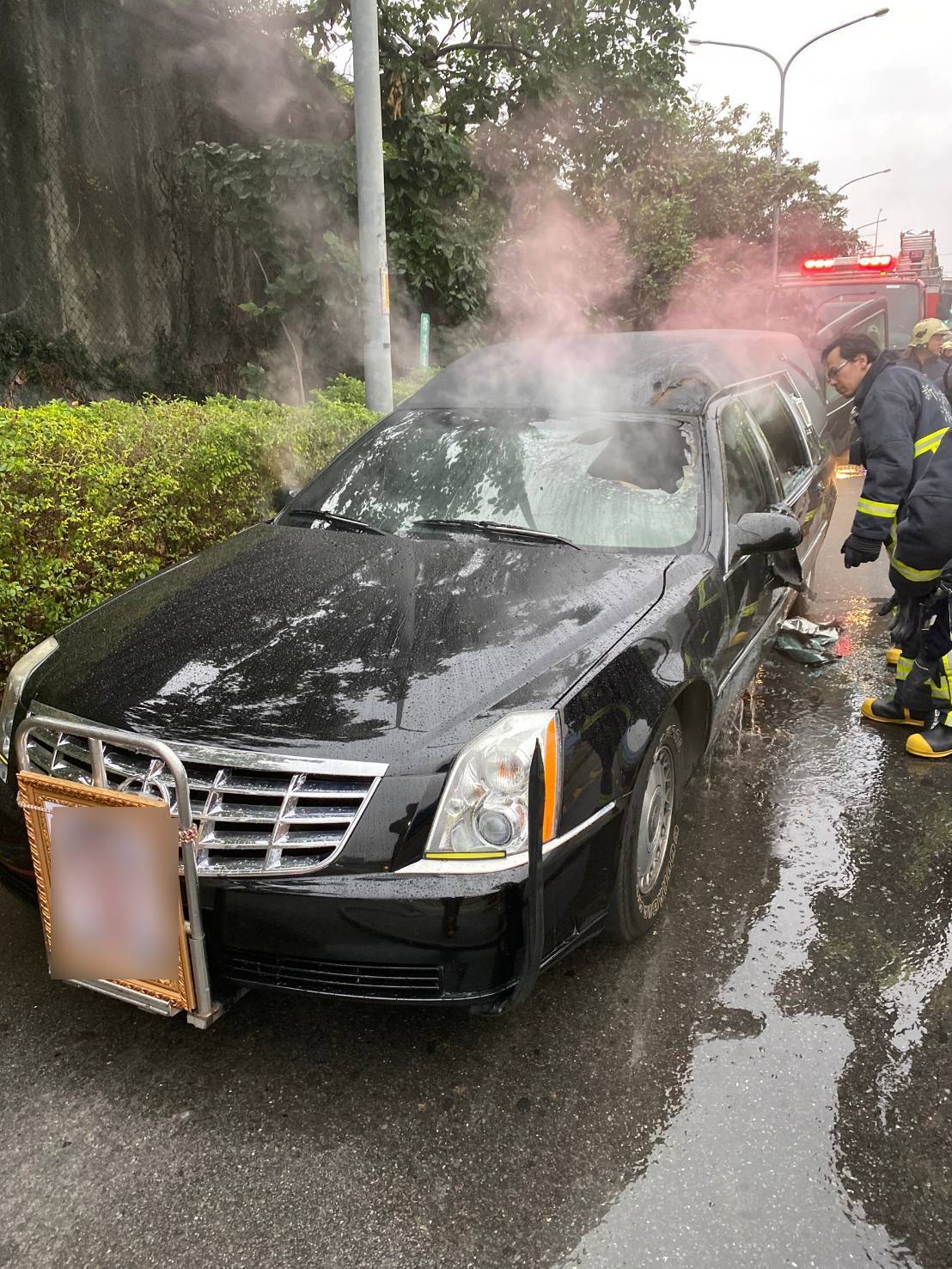 新北市传出火烧车意外，一辆灵车在出殡途中突然冒烟起火。