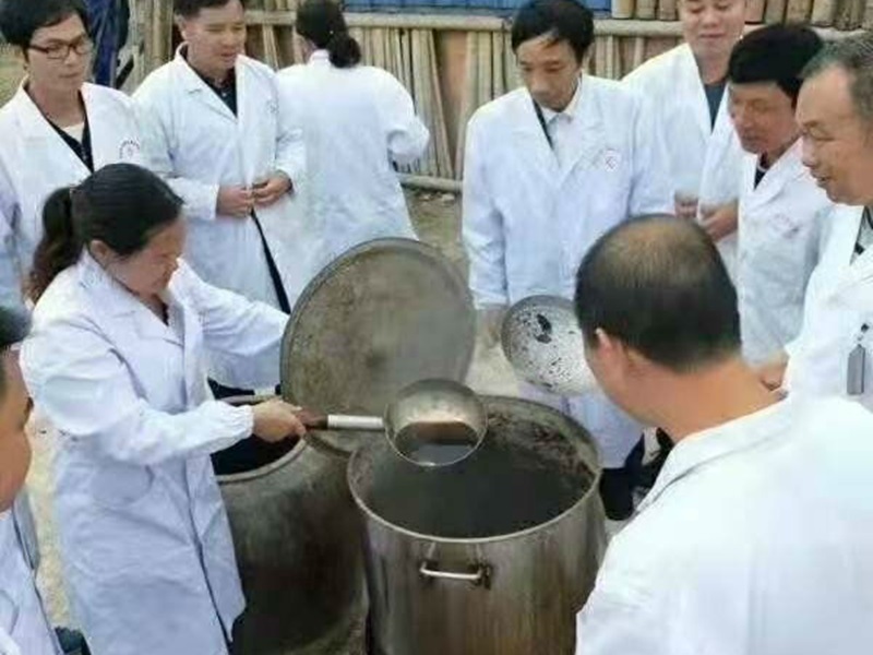 广西宾阳县医生现场熬制“长生液”。