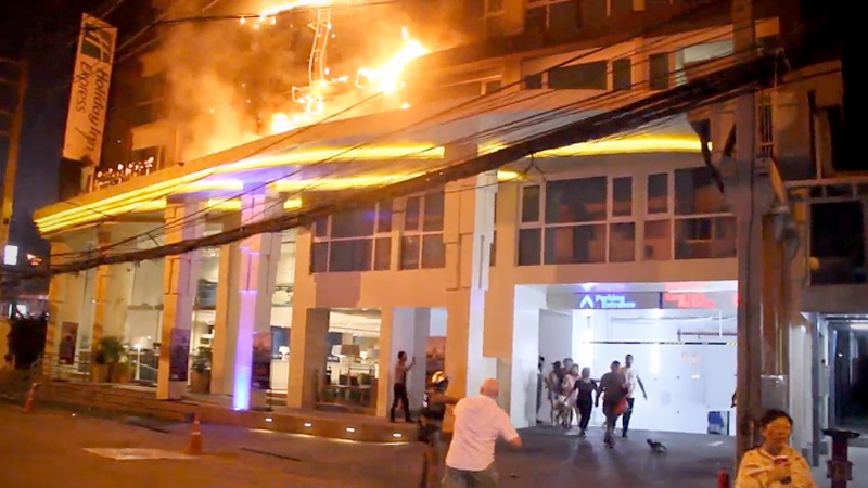 假日酒店大火，现场火势越烧越猛烈，民众紧急疏散。