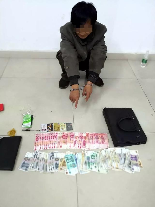 李某明被捕，地上的现金是他偷来的钱。