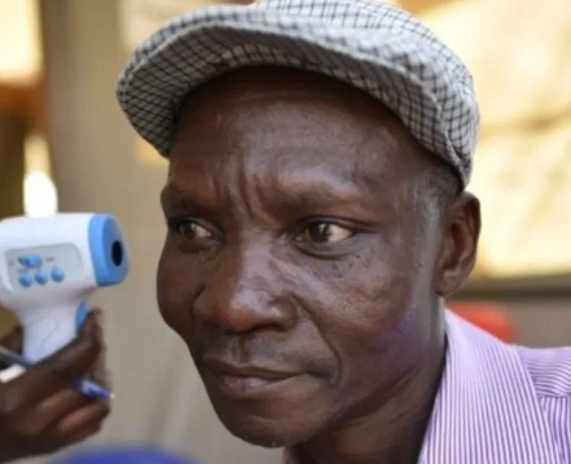 声称放屁能杀死蚊子的乌干达男子鲁瓦米拉玛。