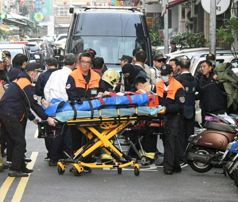 警察周六清晨发动3波攻坚，吴男中弹由现场待命救护车送医。