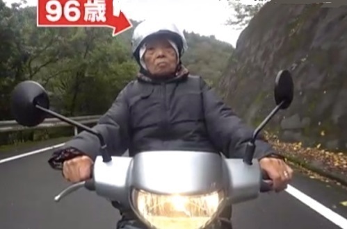 96岁阿嬷岩崎菊野，还能骑摩哆去工作。