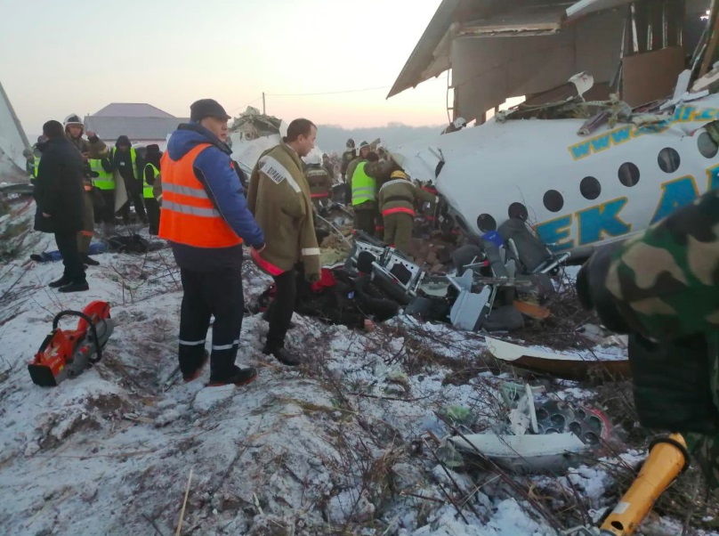 搜救人员在坠机现场救人。