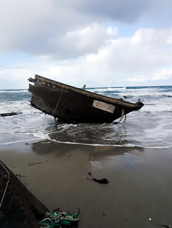 在日本新潟县佐渡市的海岸漂流的木船上载着7具尸体。