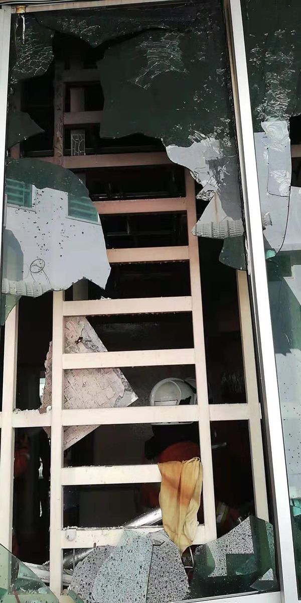 爆炸威力惊人，玻璃门被震碎。（取自社交媒体）